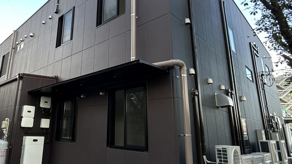 特殊なサイディングの建物