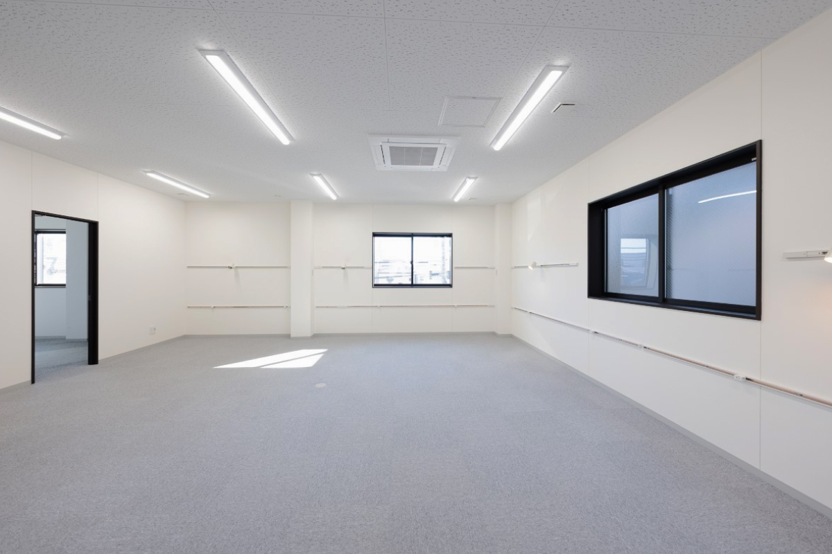 広々としたオフィスの一室