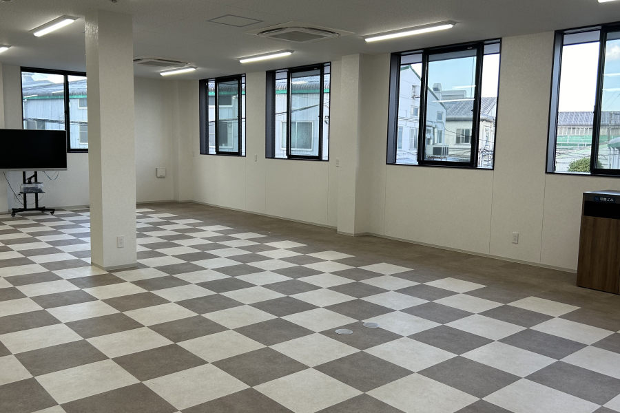 広々としたオフィスの一室
