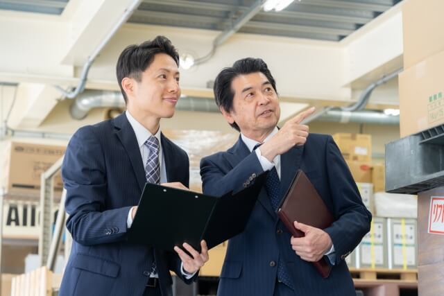会議で意見を共有するビジネスマン