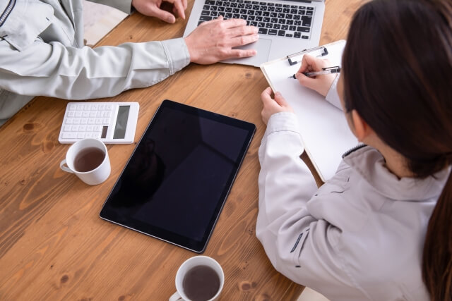 タブレットで会議資料を確認する人々