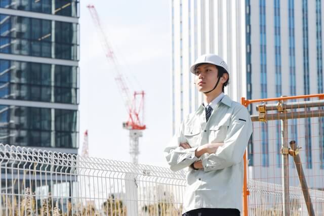 工事現場で考える男性技術者