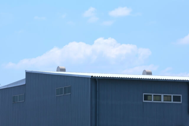 青空を背景にした工場の屋根