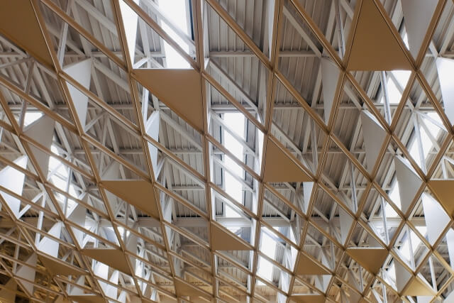 近代的な建物の幾何学的な天井