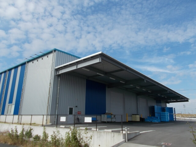 青空の下に建つ大きな倉庫