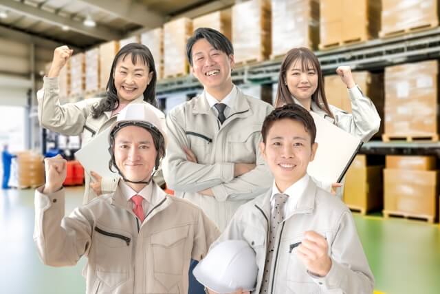 倉庫で働く笑顔の作業員たち
