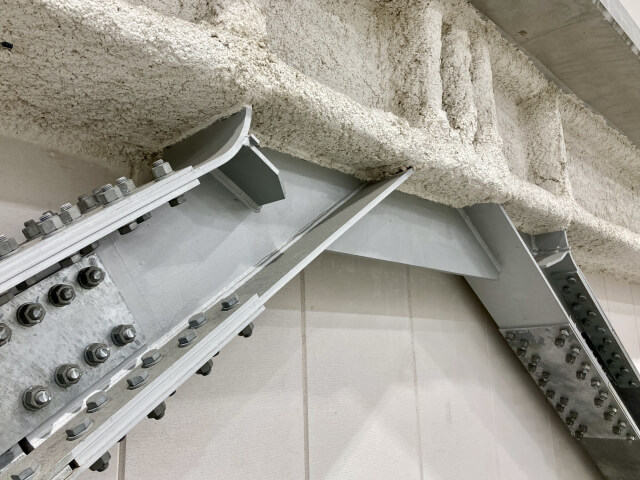 工場の天井に取り付けられた鉄骨材