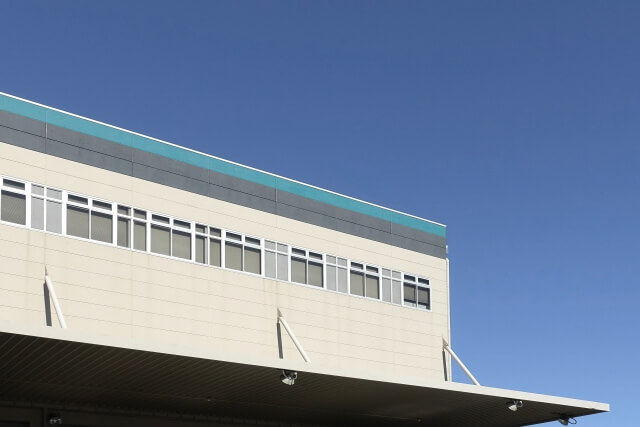 青空を背景にした倉庫の一部
